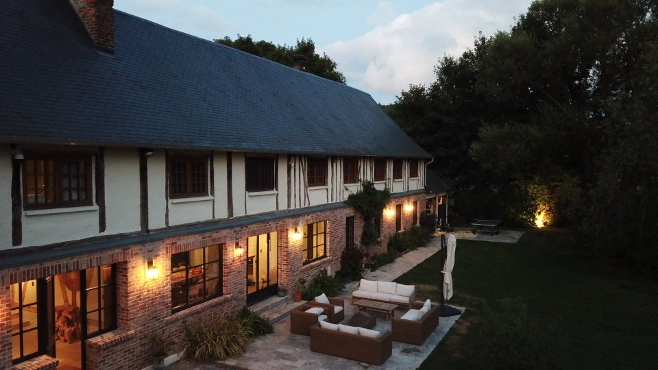 Façade du Moulin de la Bretèque illuminée au crépuscule