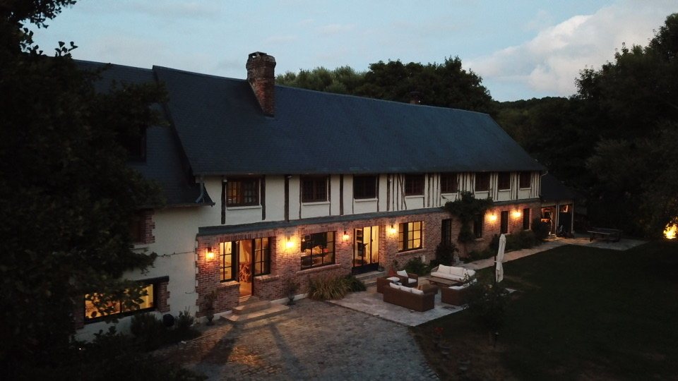 Le moulin illuminé au crépuscule, vue aérienne