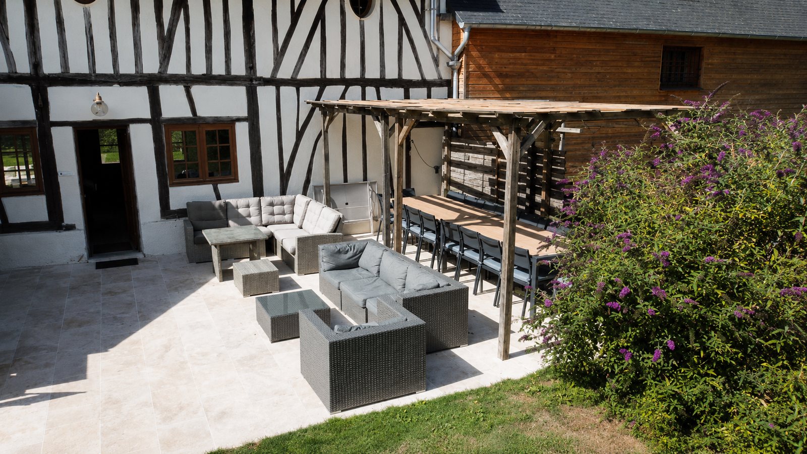 Grande tablée et salon extérieur sous la pergola