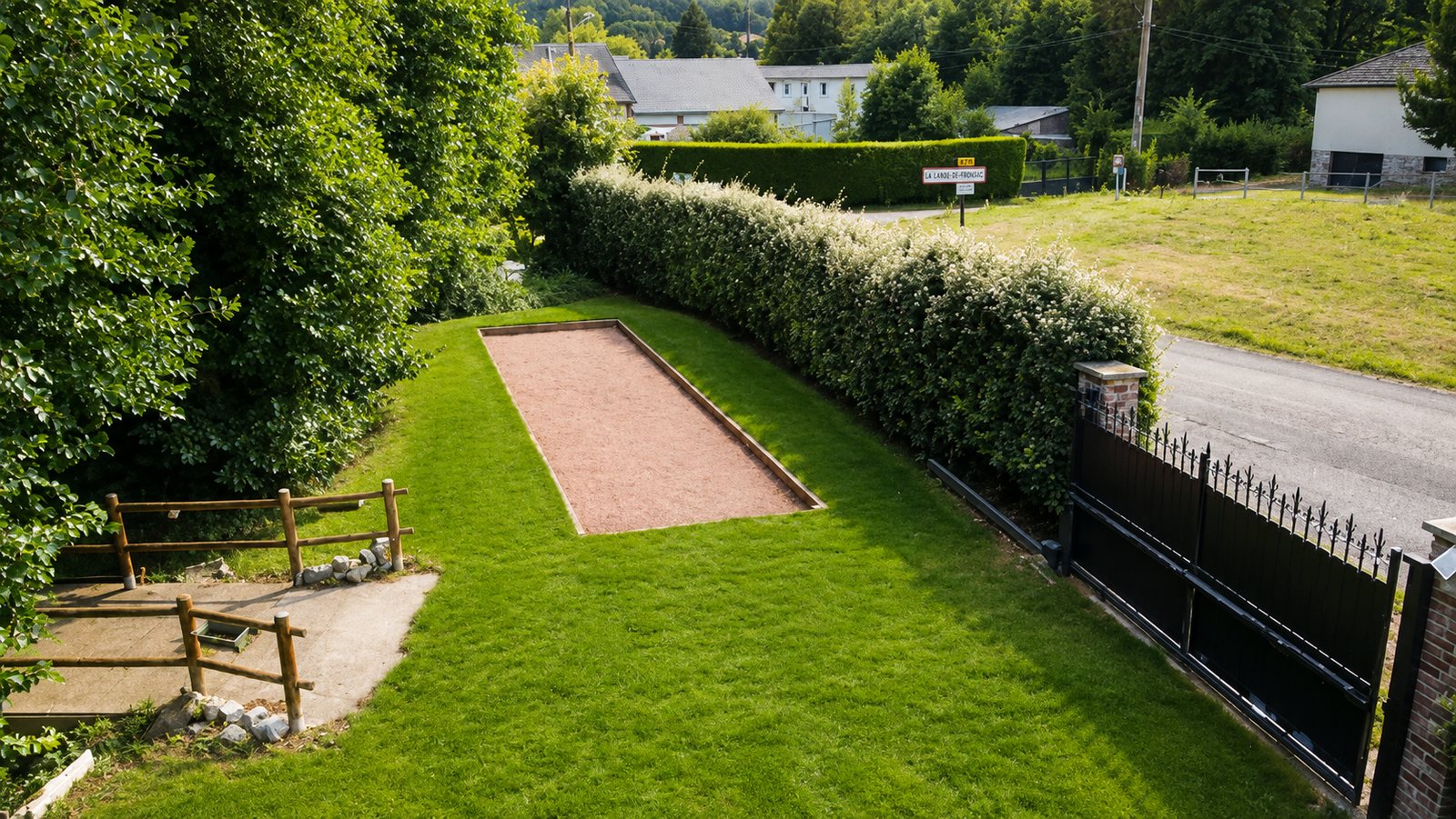 Terrain de pétanque et portail
