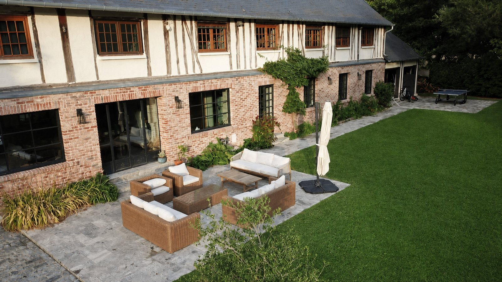 Terrasse et table de ping-pong, vue aérienne