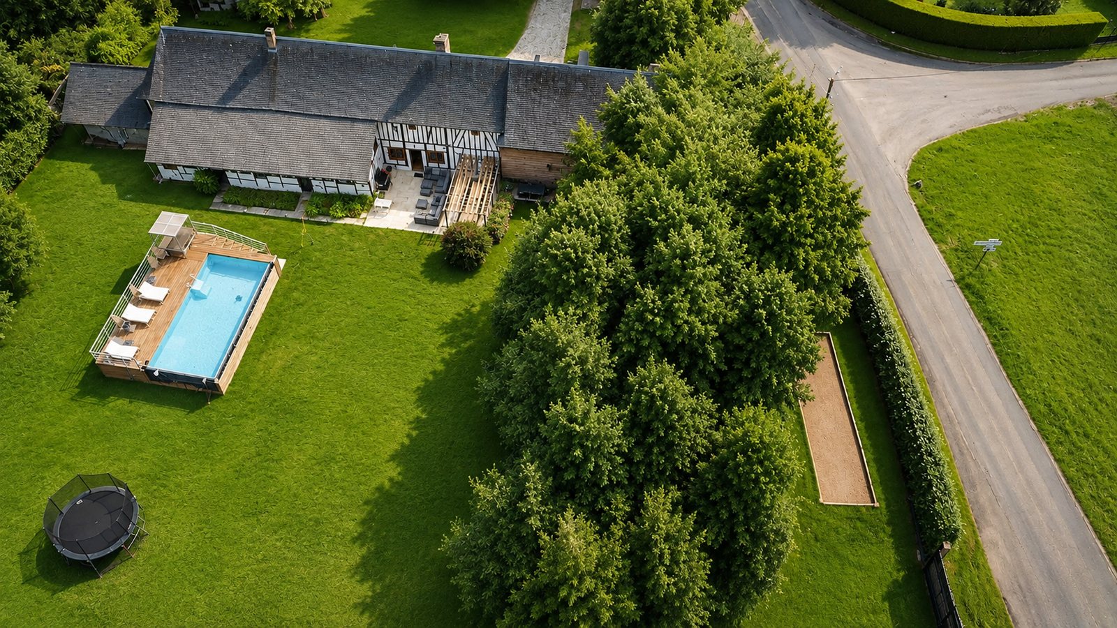 Jardin, trampoline et terrain de pétanque vus du ciel
