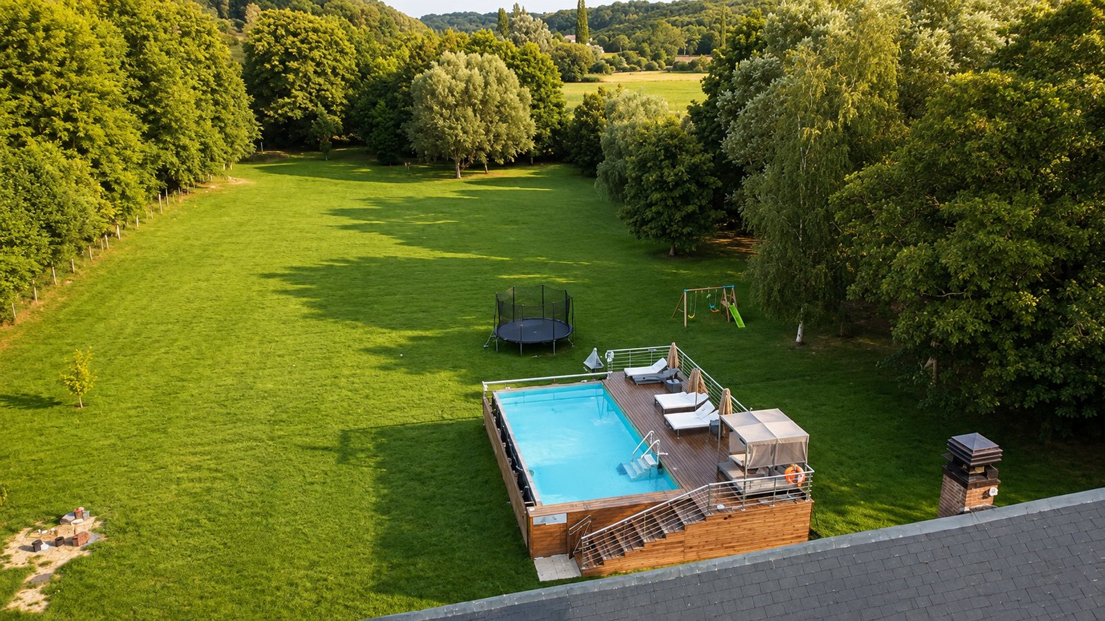Vue aérienne de la piscine, du trampoline et des jeux dans le jardin