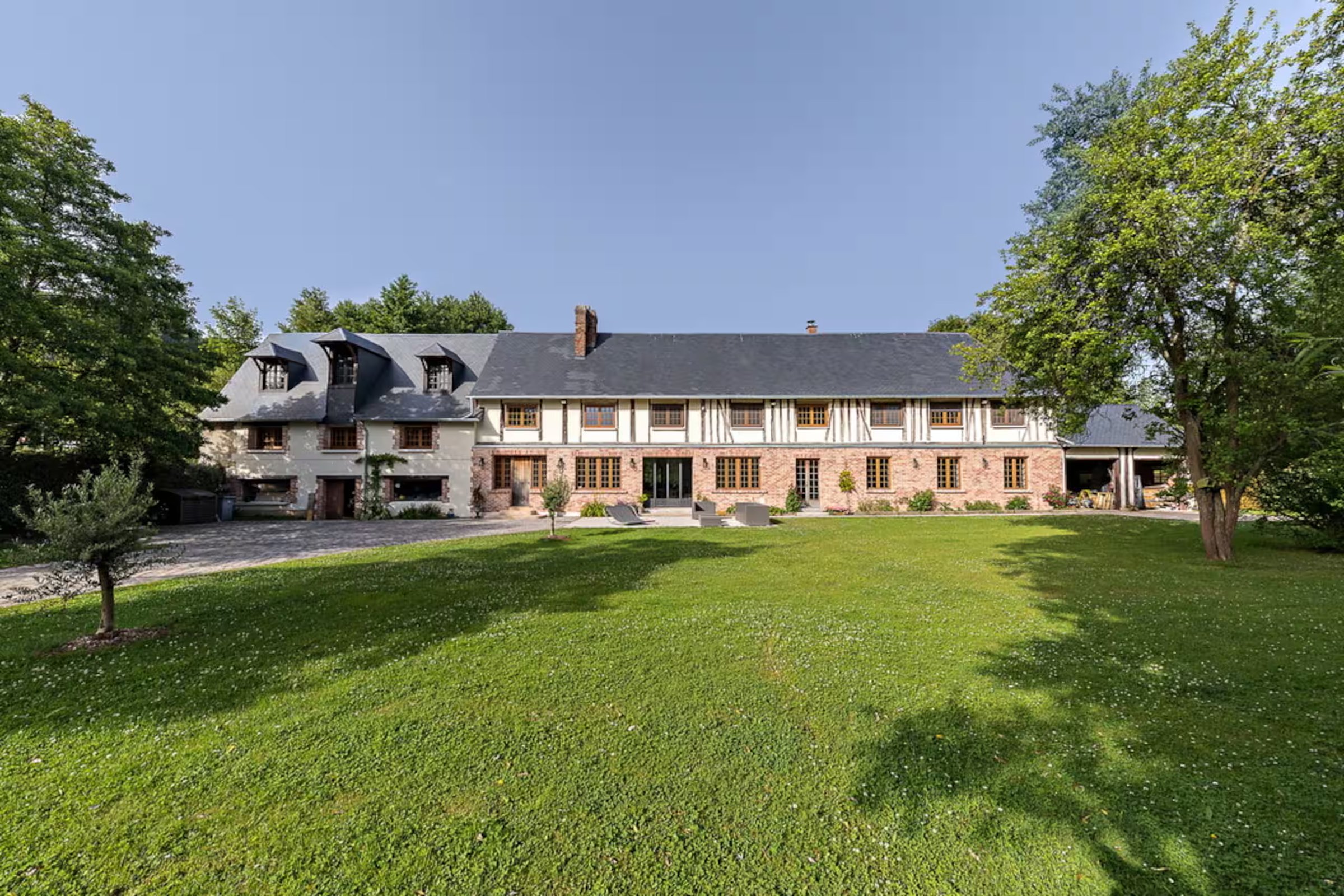 Le Moulin de la Bretèque et son jardin, vue d'ensemble