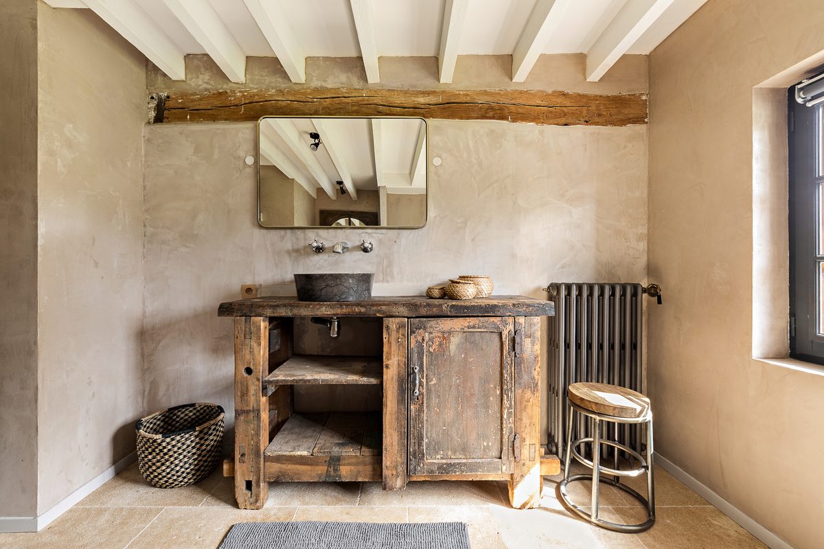 Vasque en pierre sur meuble ancien