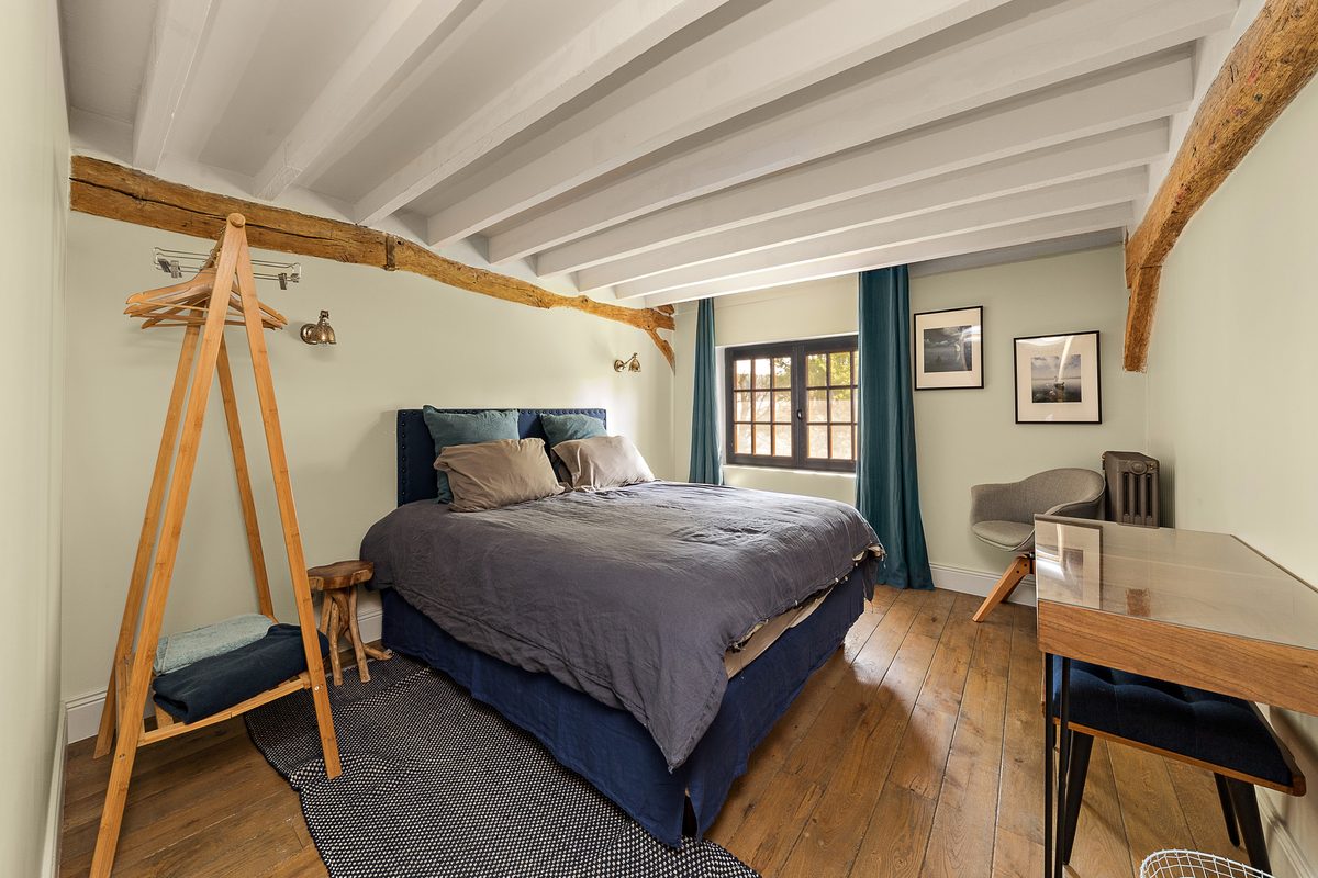 Chambre à tête de lit bleue