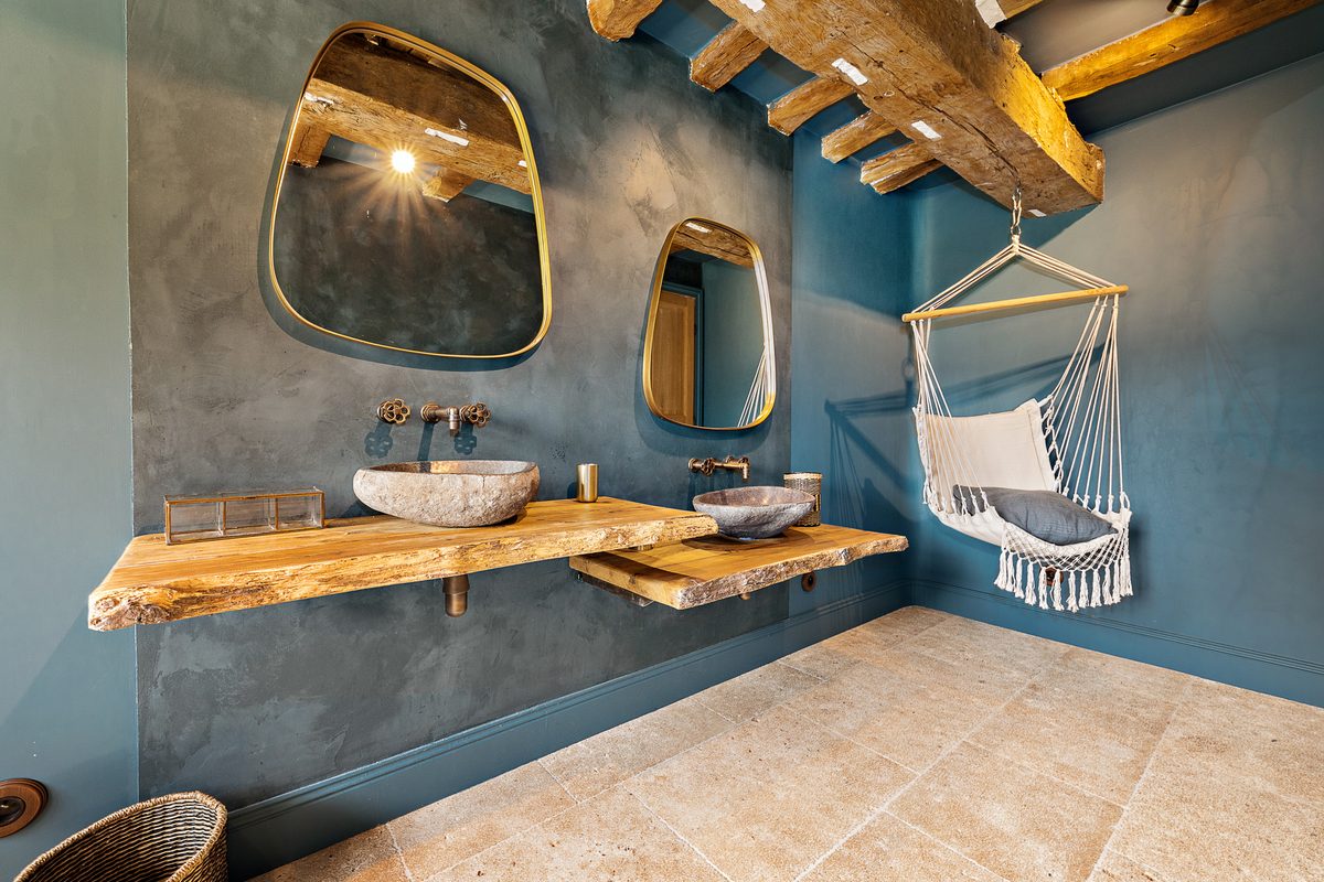 Salle de bain avec hamac suspendu