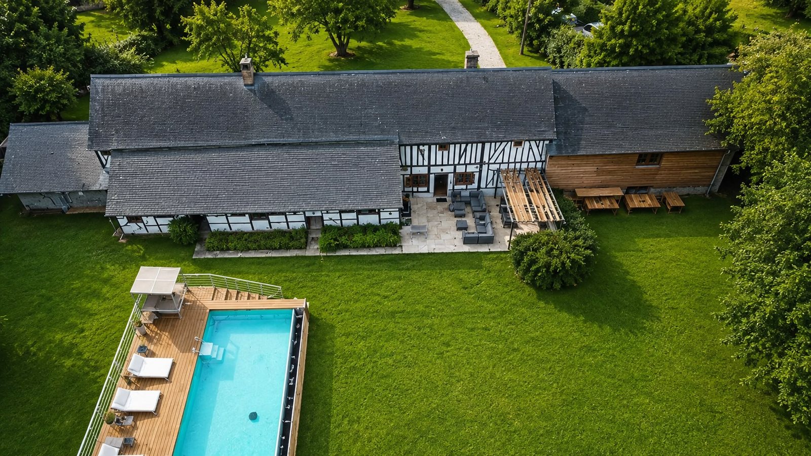 Vue aérienne de la piscine, du jardin et du Moulin de la Bretèque
