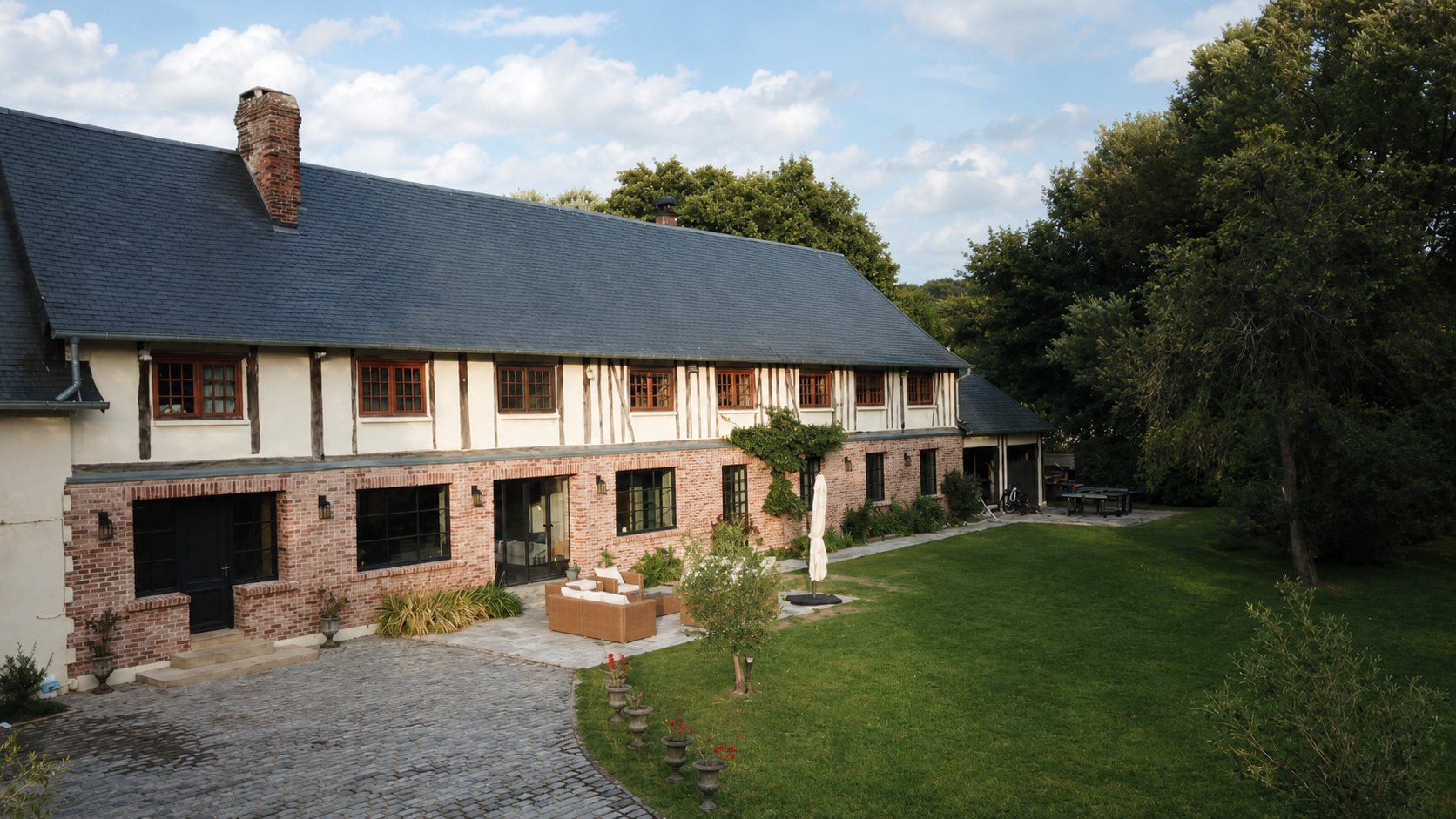 Façade du Moulin de la Bretèque et son jardin